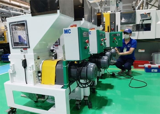 Materozze e colore bianco di plastica a bassa velocità OG-3LS della smerigliatrice 2.2KW del granulatore di difetti